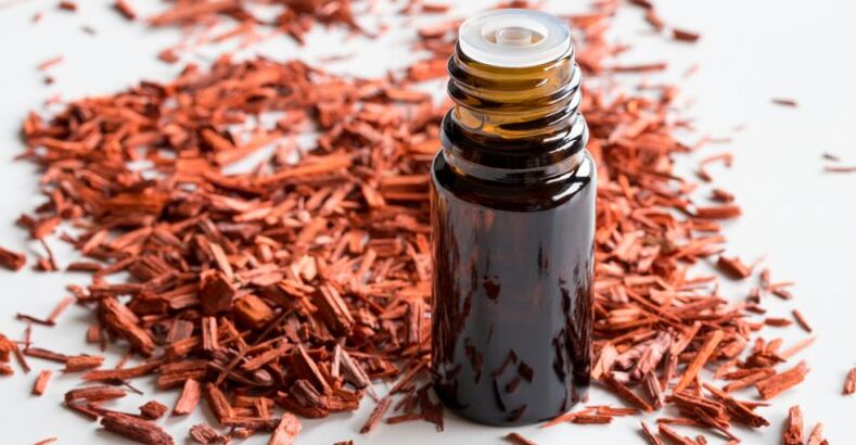 Sandalwood essential oil restores the moisture balance of the skin. 